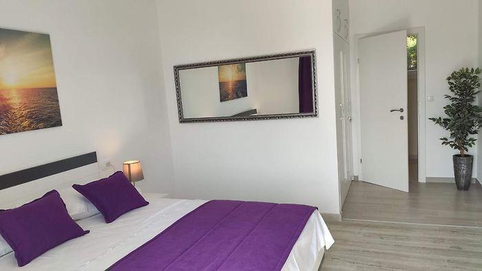 Image No.7-8 Bed Property for sale