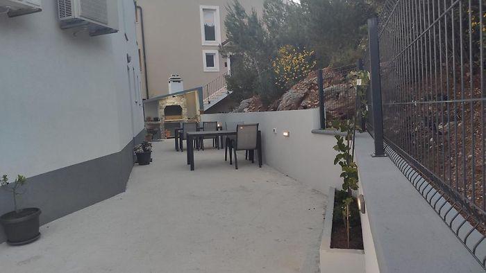 Image No.8-8 Bed Property for sale