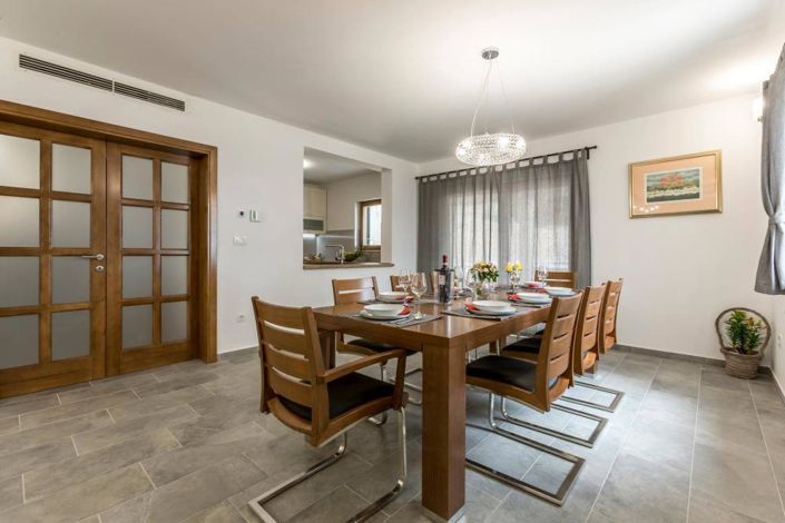 Image No.10-4 Bed Property for sale