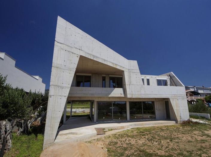Image No.1-4 Bed Property for sale