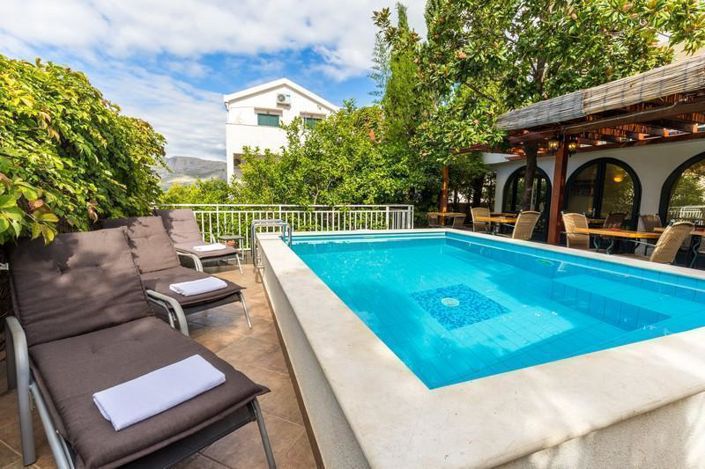 Image No.3-13 Bed Property for sale