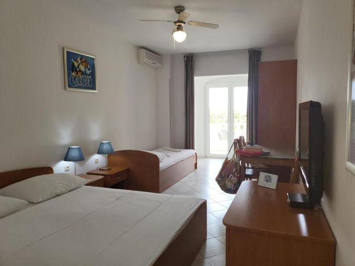 Image No.15-19 Bed Property for sale