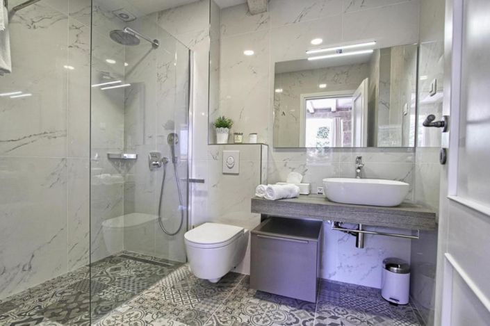 Image No.12-4 Bed Property for sale