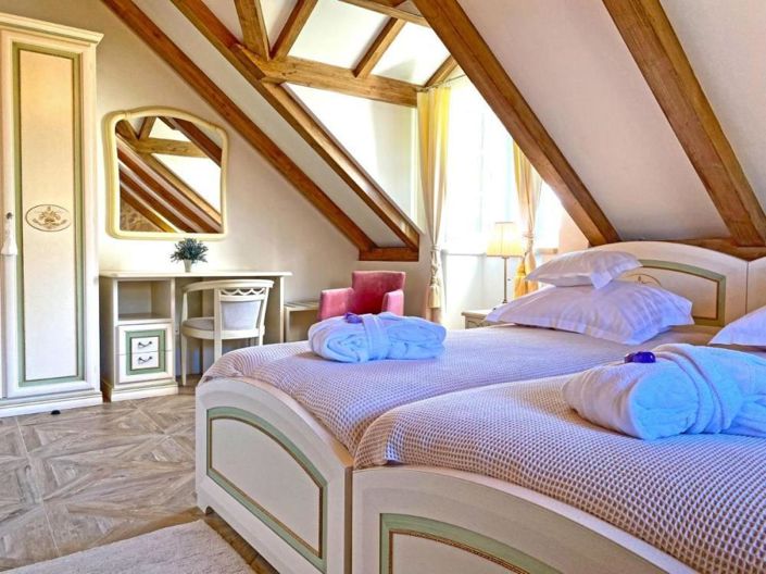 Image No.4-4 Bed Property for sale