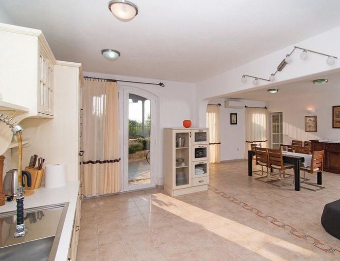 Image No.12-4 Bed Property for sale