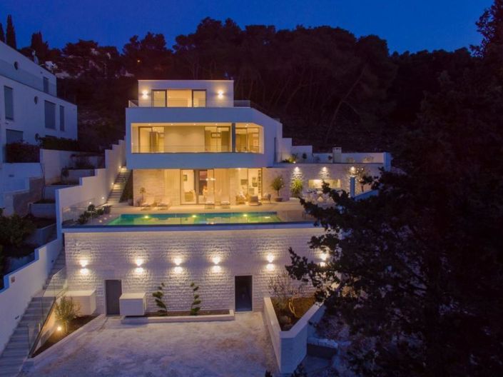 Image No.10-6 Bed Property for sale