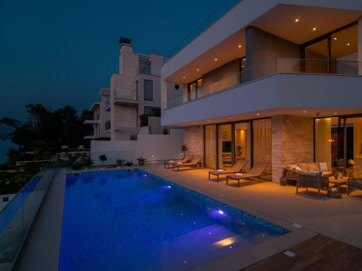 Image No.11-6 Bed Property for sale