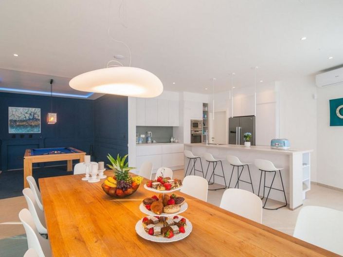 Image No.13-6 Bed Property for sale