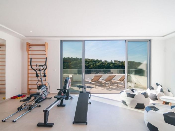 Image No.14-6 Bed Property for sale