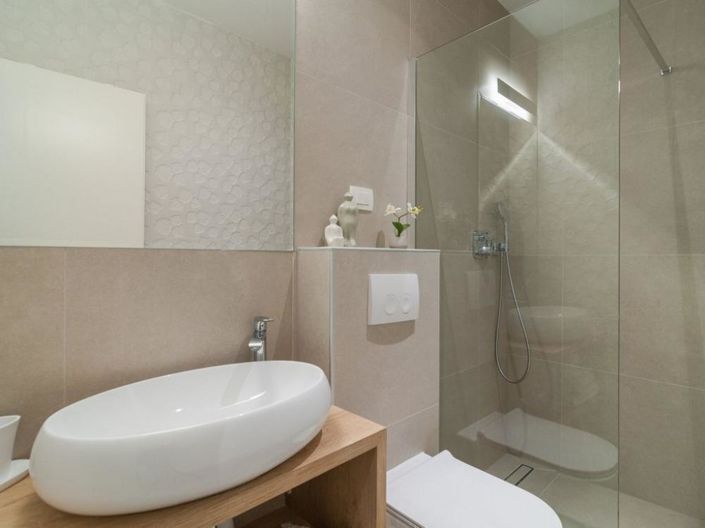 Image No.16-6 Bed Property for sale