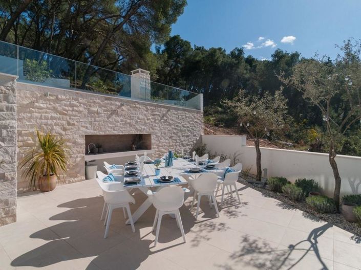 Image No.17-6 Bed Property for sale