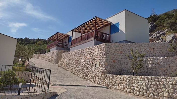 Image No.12-17 Bed Property for sale