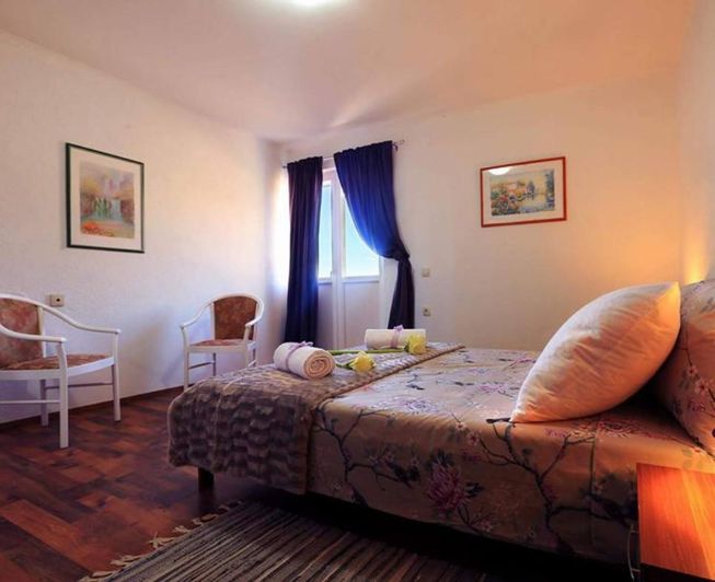 Image No.14-6 Bed Property for sale