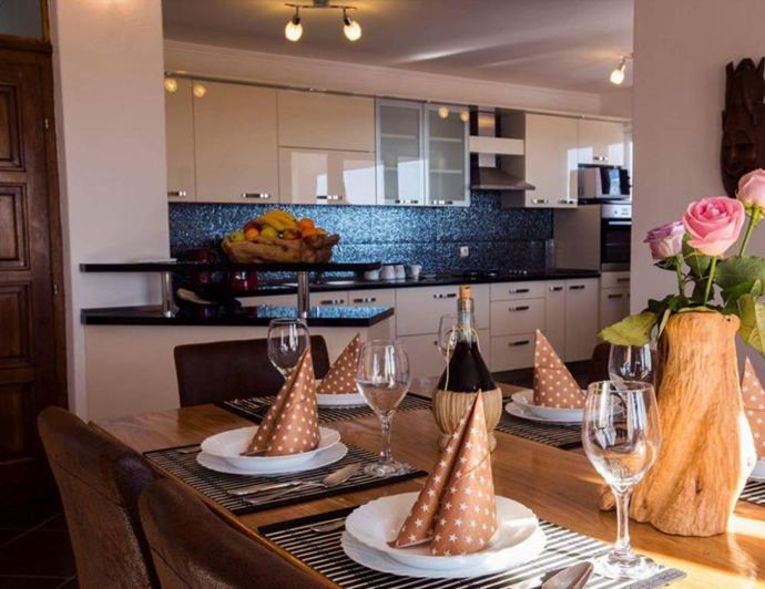 Image No.15-6 Bed Property for sale