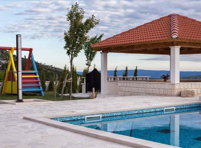 Image No.9-6 Bed Property for sale