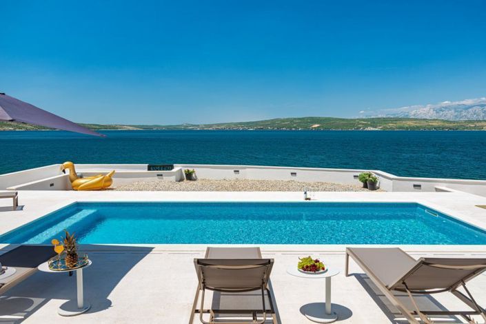 Image No.1-5 Bed Property for sale
