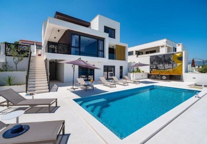 Image No.12-5 Bed Property for sale