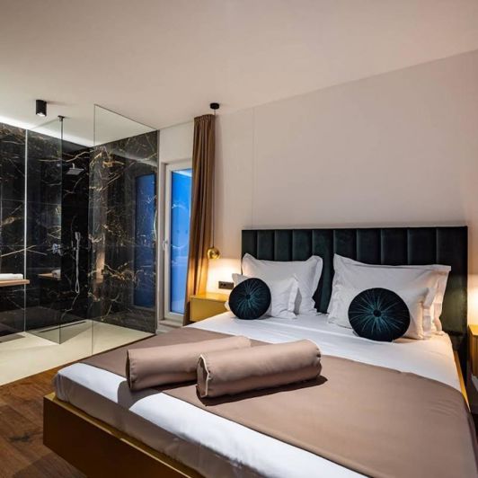 Image No.16-5 Bed Property for sale