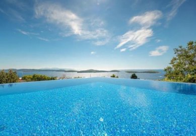 1 - Hvar, Property