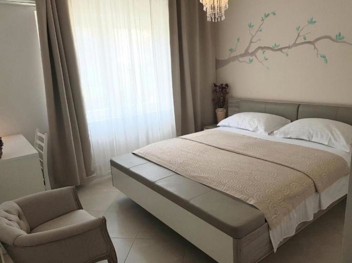 Image No.15-8 Bed Property for sale