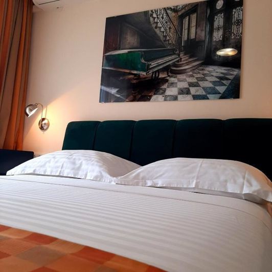 Image No.23-8 Bed Property for sale