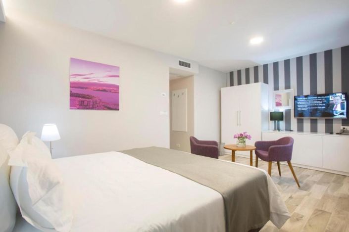 Image No.13-19 Bed Property for sale