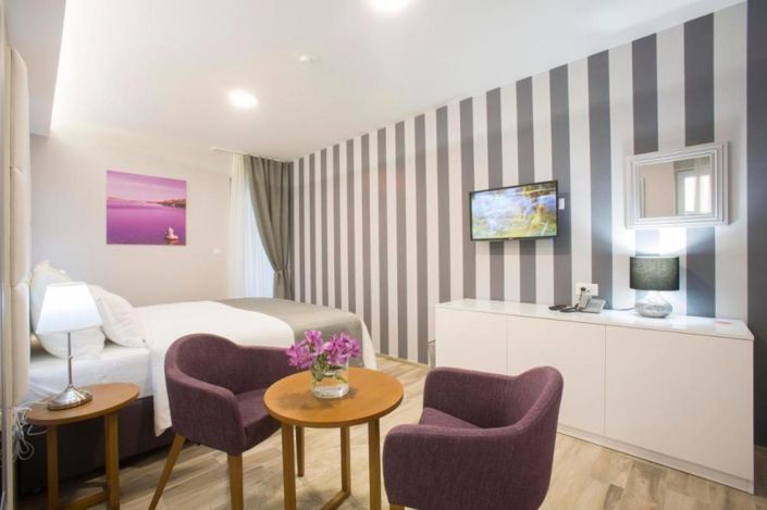 Image No.14-19 Bed Property for sale