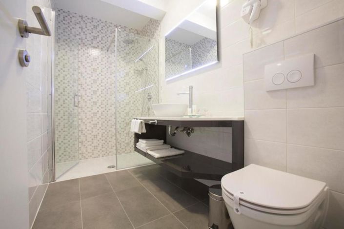 Image No.24-19 Bed Property for sale