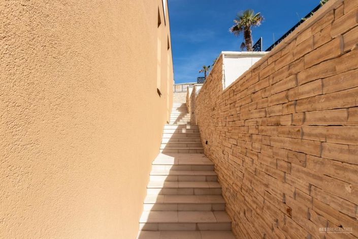 Image No.16-4 Bed Property for sale