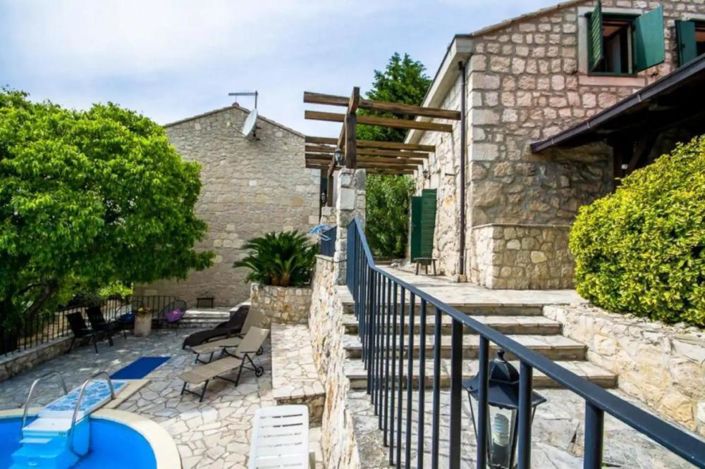 Image No.13-5 Bed Property for sale