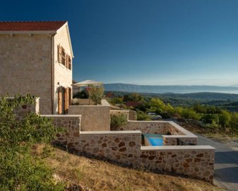 1 - Hvar, Property