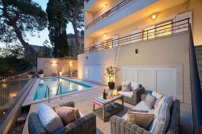 Image No.1-5 Bed Property for sale