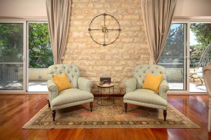 Image No.10-5 Bed Property for sale