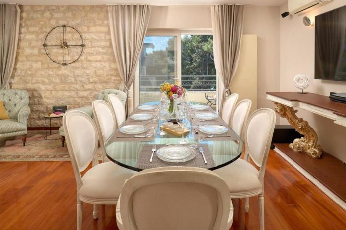 Image No.12-5 Bed Property for sale