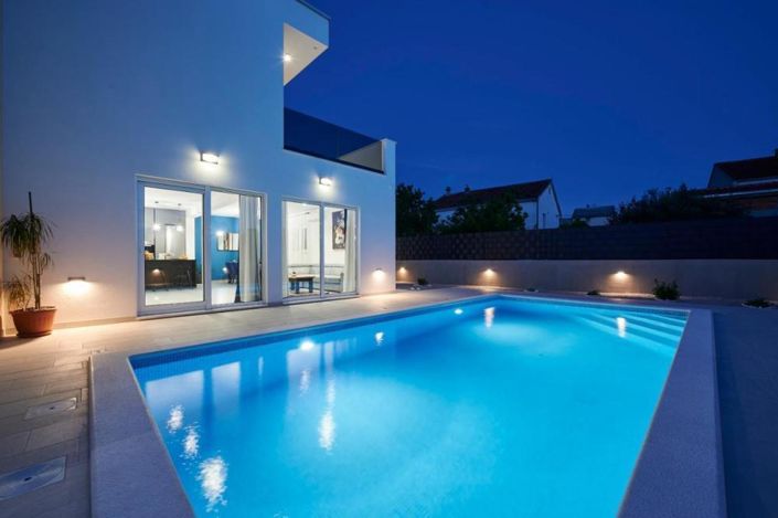 Image No.1-4 Bed Property for sale