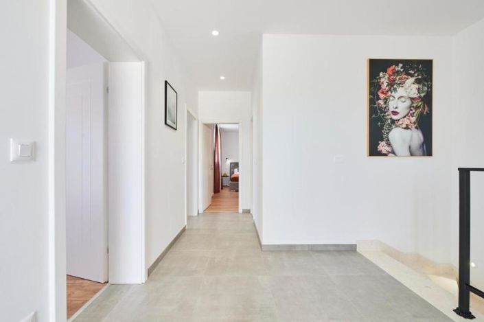 Image No.17-4 Bed Property for sale