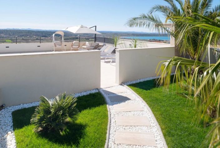 Image No.10-4 Bed Property for sale