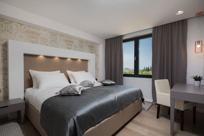 Image No.24-5 Bed Property for sale