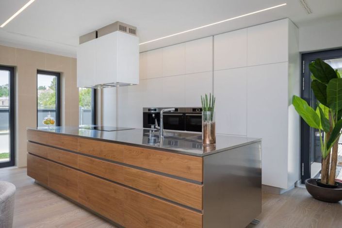 Image No.8-5 Bed Property for sale