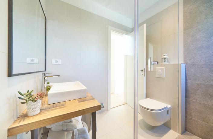 Image No.15-4 Bed Property for sale