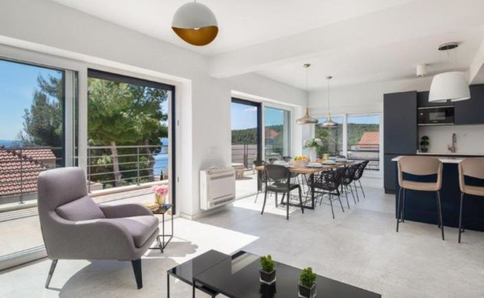 Image No.12-5 Bed Property for sale