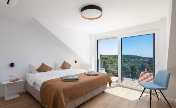 Image No.15-5 Bed Property for sale