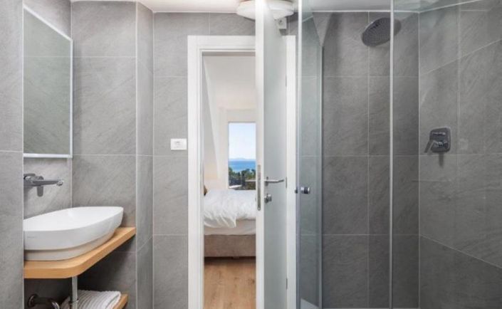 Image No.17-5 Bed Property for sale