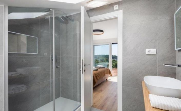 Image No.18-5 Bed Property for sale