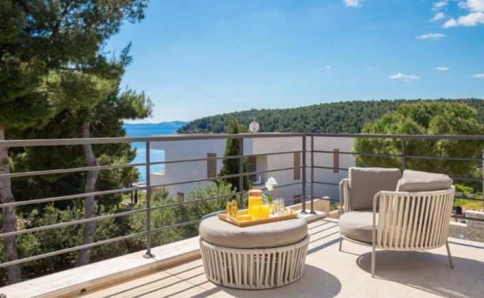 Image No.8-5 Bed Property for sale