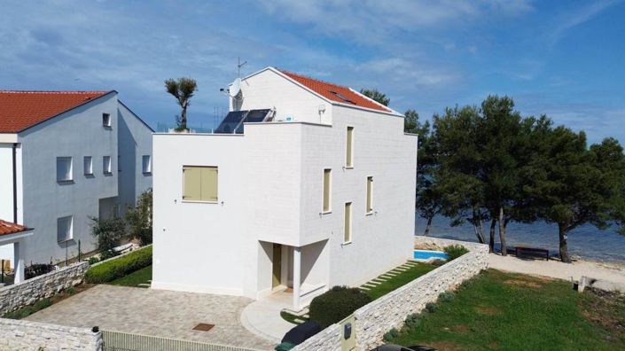 Image No.4-4 Bed Property for sale