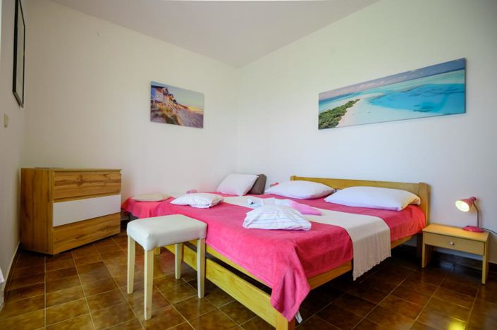 Image No.17-6 Bed Property for sale