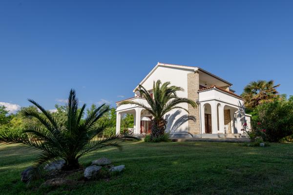 Image No.5-6 Bed Property for sale