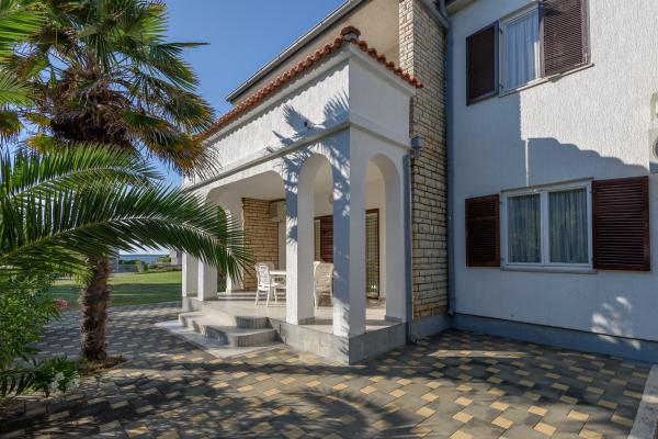 Image No.8-6 Bed Property for sale