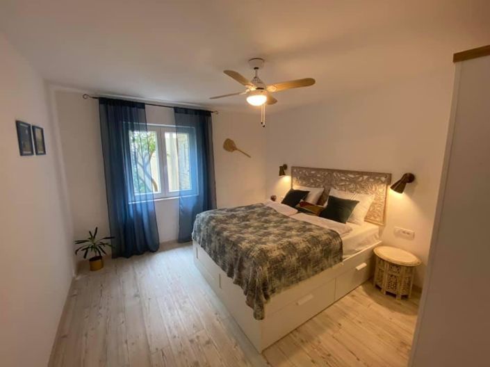 Image No.18-12 Bed Property for sale